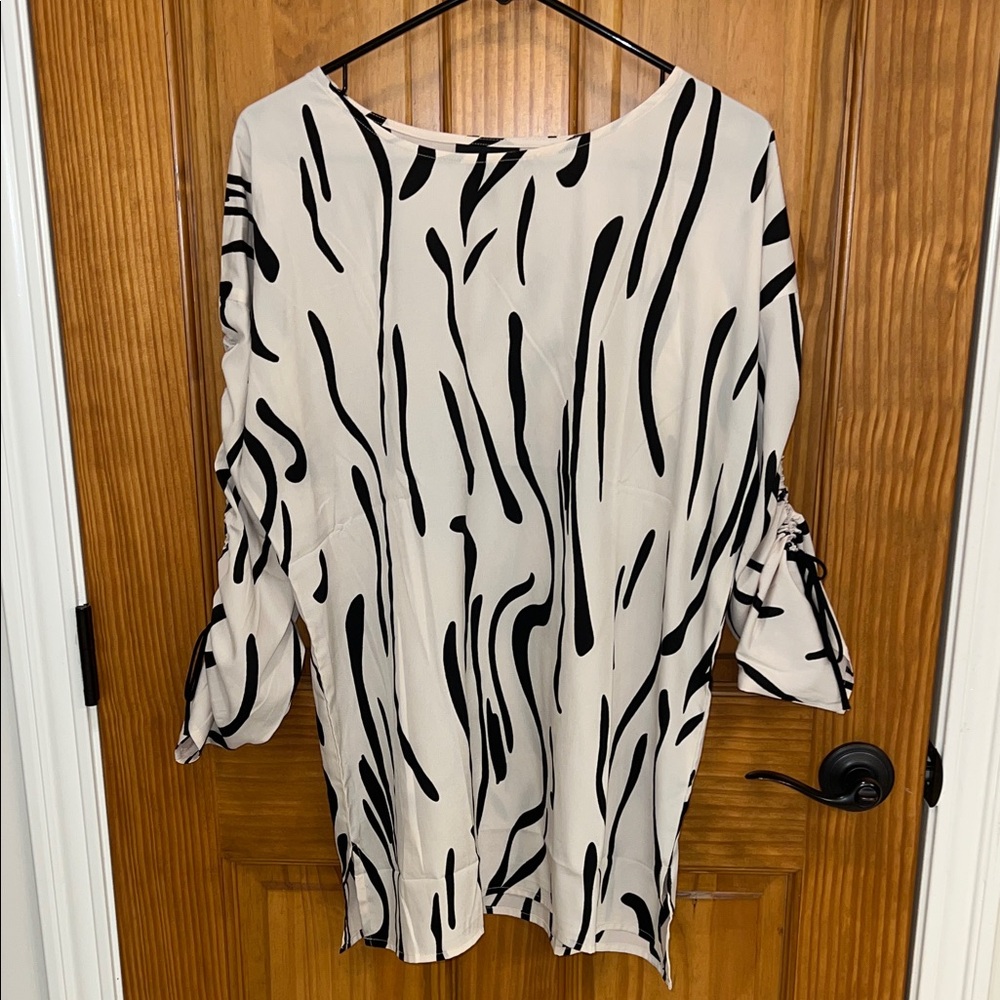 Metrostyle Black and Cream Patterned Blouse with lace sleeves Medium